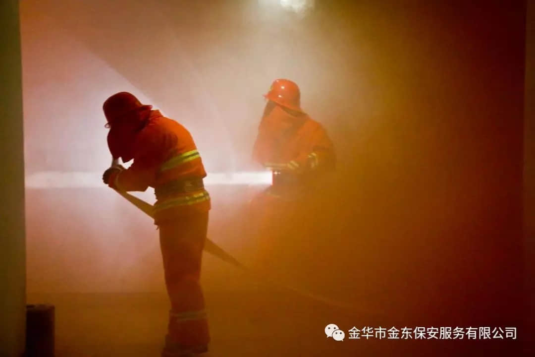金東保安公司積極參加區(qū)機關(guān)辦公樓火災(zāi) 應(yīng)急演練及消防技能培訓(xùn)