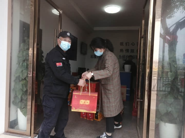 金東安保發(fā)年貨啦！|捧在手里的年貨 暖在心里的祝福